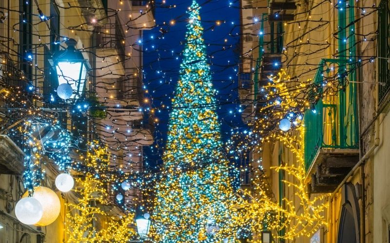 MERCATINI, LUCI E PRESEPI ARTISTICI: NAPOLI, POMPEI E SALERNO
